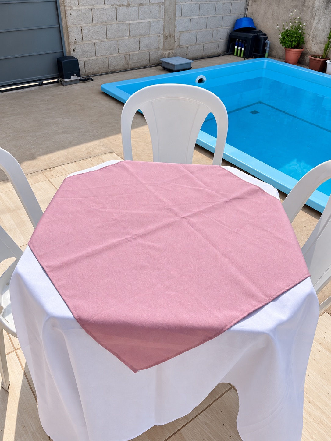 Toalha branca com sobreposição rosa em mesa da Labrego Locações